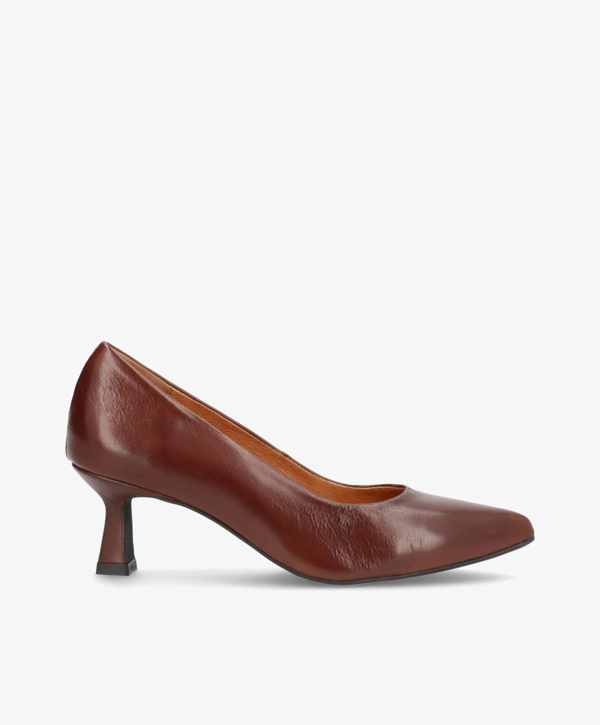Mørkebrun pump fra Shoedesign Copenhagen med spids tå og mellemstor hæl.