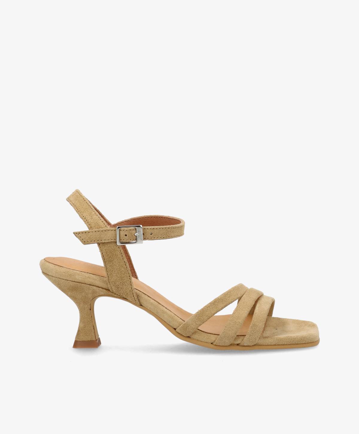 Beige pumps fra Shoedesign Copenhagen med remme og en lille hæl.