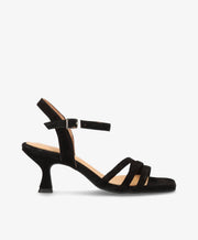 Sort pumps fra Shoedesign Copenhagen med stropper og spænde, set fra siden.