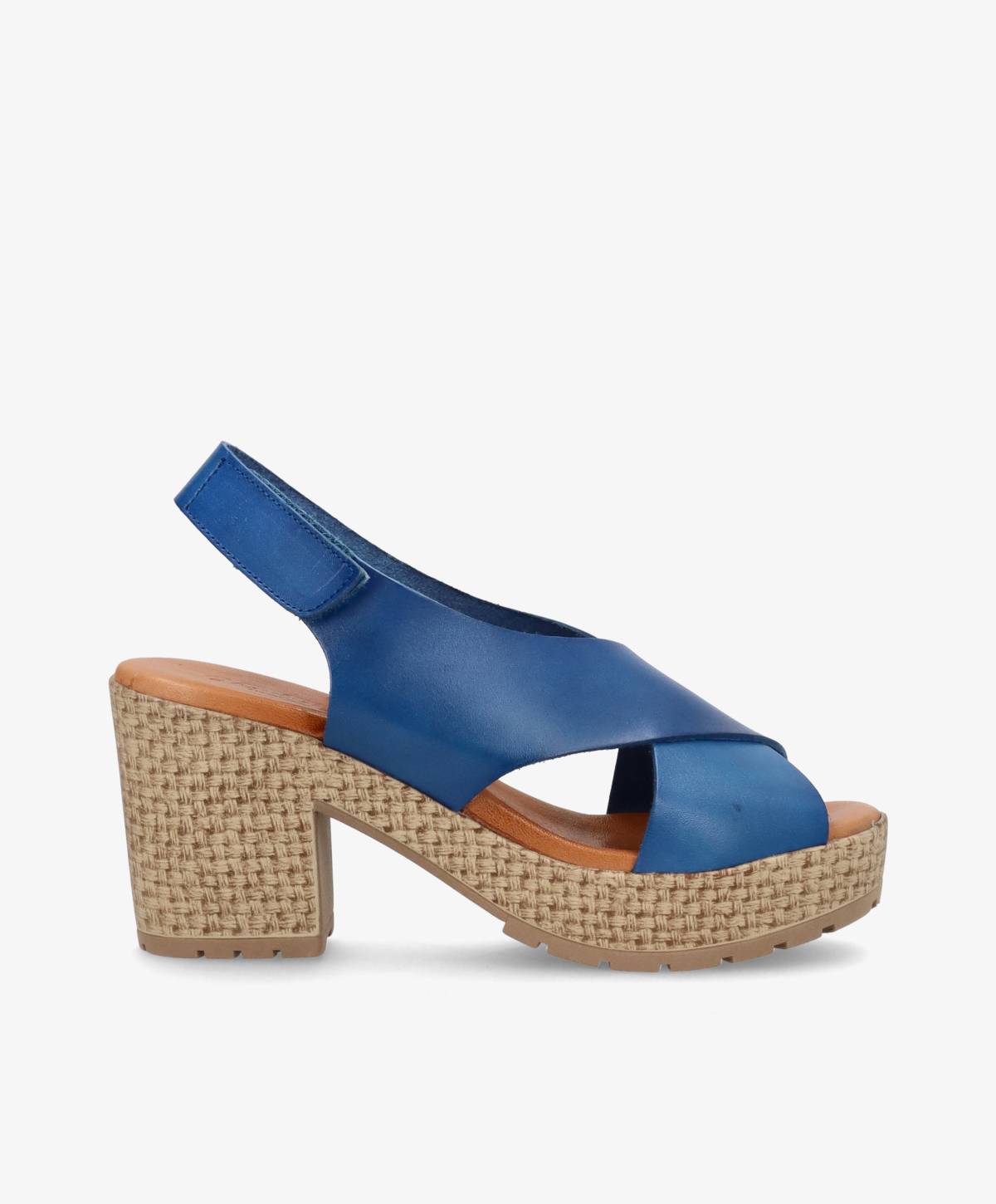 Blå sandal med hæl fra Shoedesign Copenhagen, med krydsede remme og flettet sål.