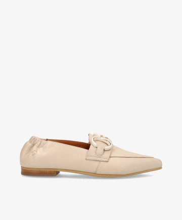 Loafer i beige fra Shoedesign Copenhagen med elastisk hælkappe og dekorativ spænde.