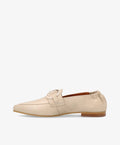 Beige loafer fra Shoedesign Copenhagen med elastisk hælkappe og dekorativt spænde.