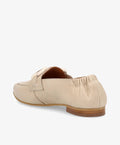 Beige loafer fra Shoedesign Copenhagen med elastisk hælkappe og dekorativ rem.