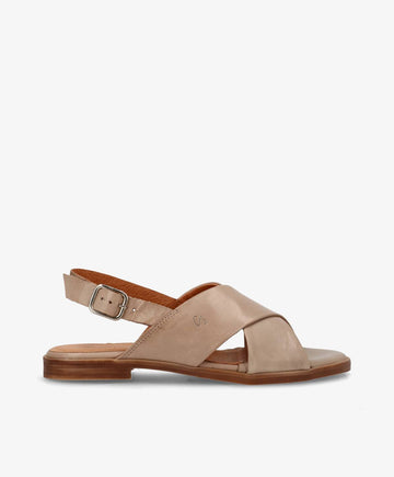 Beige sandal fra Shoedesign Copenhagen med krydsede remme og justerbar spænde.