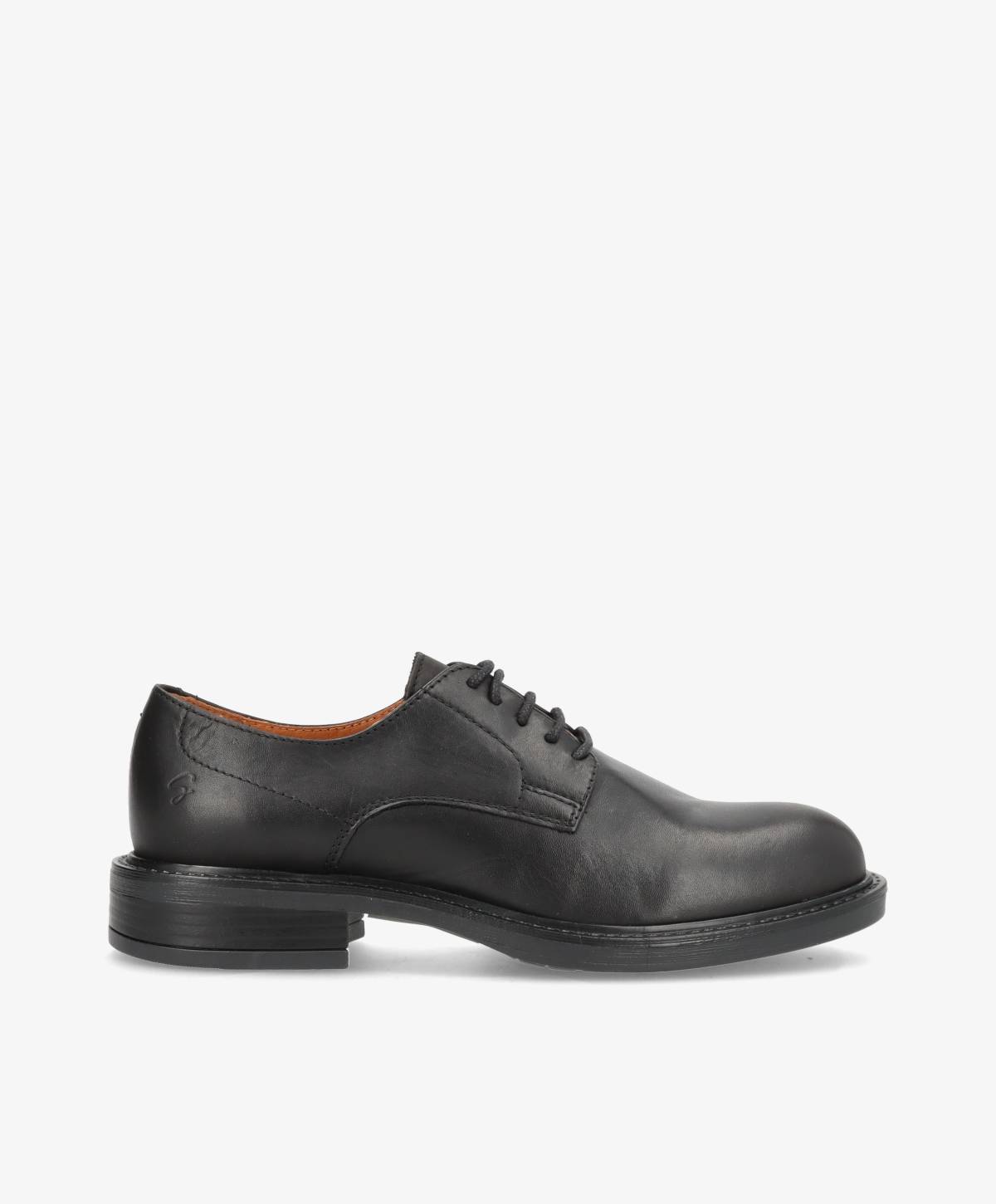 Sort lædersko fra Shoedesign Copenhagen med snørebånd og lav hæl.