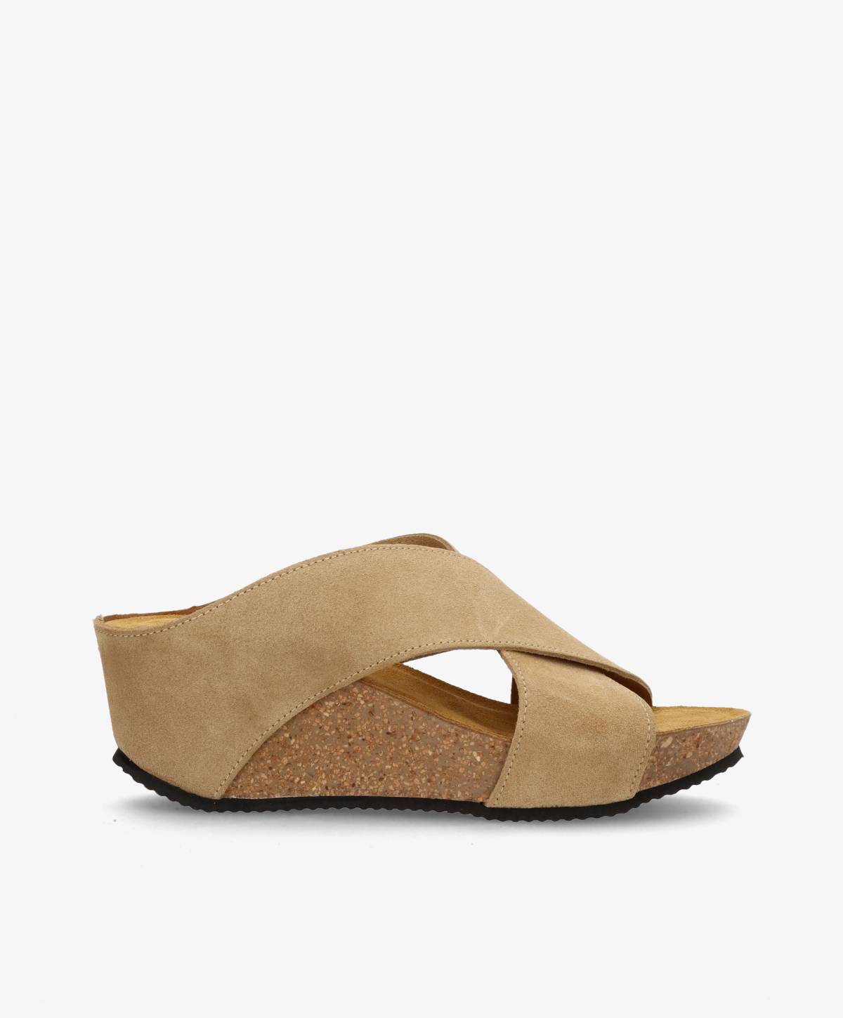 Beige sandal med kilehæl fra Shoedesign Copenhagen, lavet af ruskind med krydsede stropper og korksål.