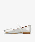 Sølvfarvet dameballerina i læder med rem fra Shoedesign Copenhagen.