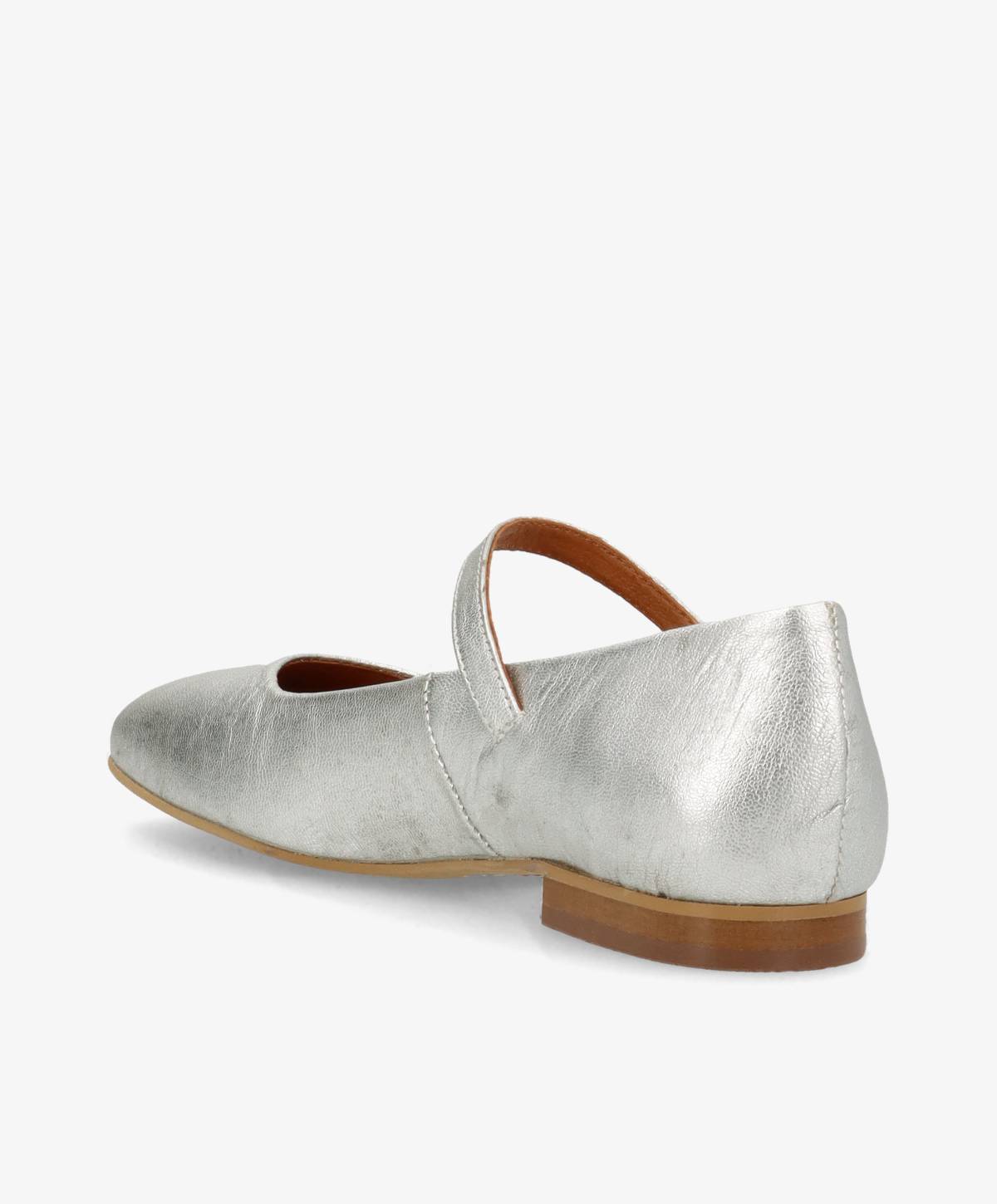 Sølvfarvet dameballerina i læder fra Shoedesign Copenhagen, set fra siden med en lav hæl og en rem over vristen.