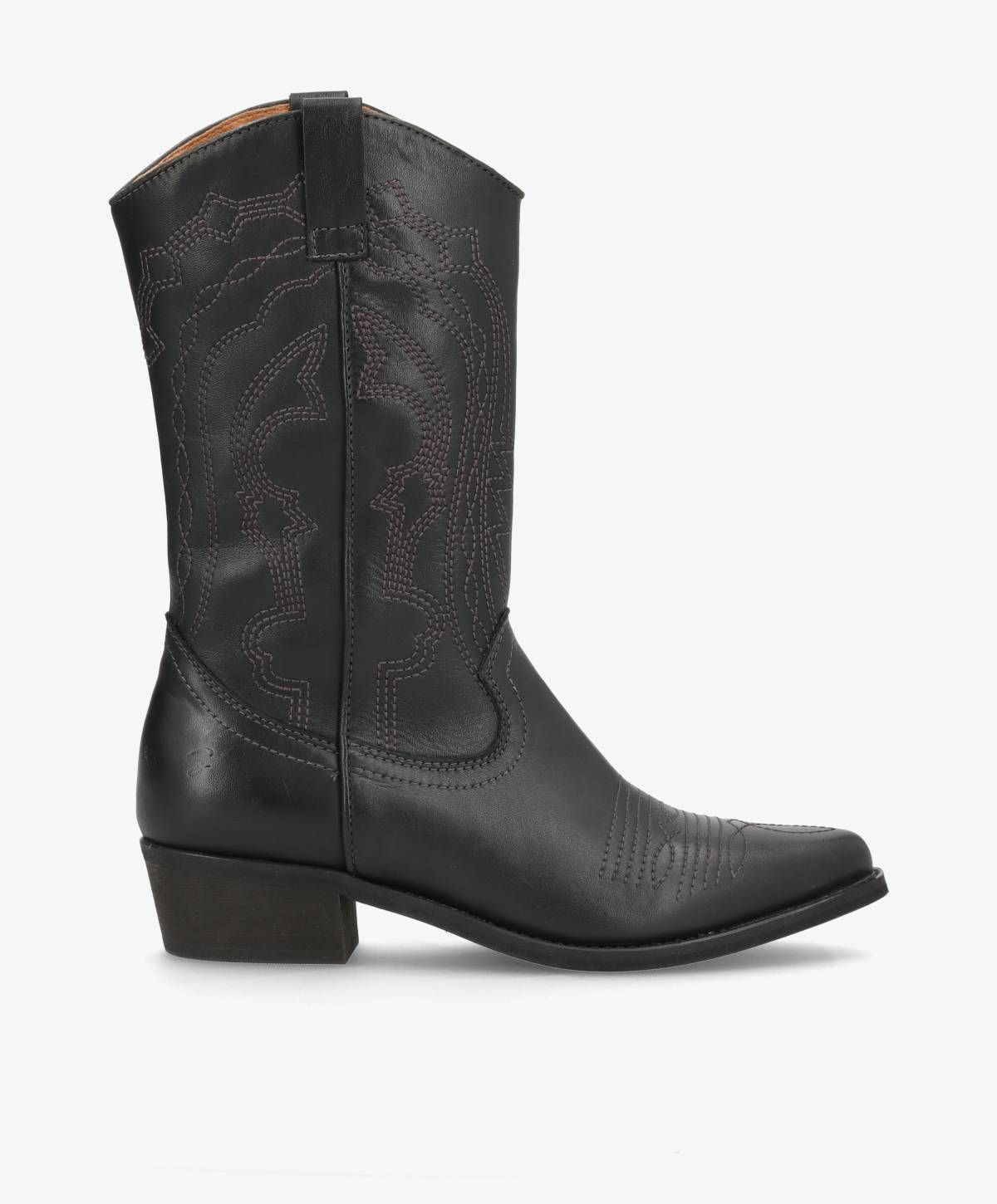 Sort cowboystøvle fra Shoedesign Copenhagen med dekorative syninger og lav hæl.