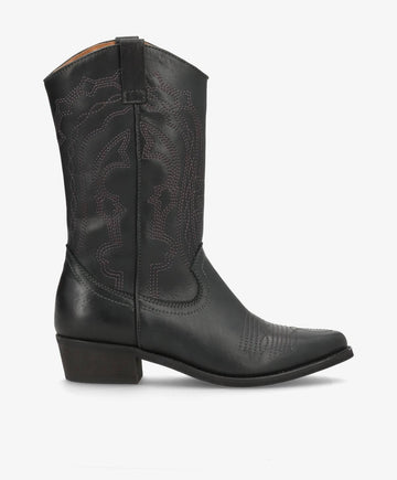 Sort cowboystøvle fra Shoedesign Copenhagen med dekorative syninger og lav hæl.