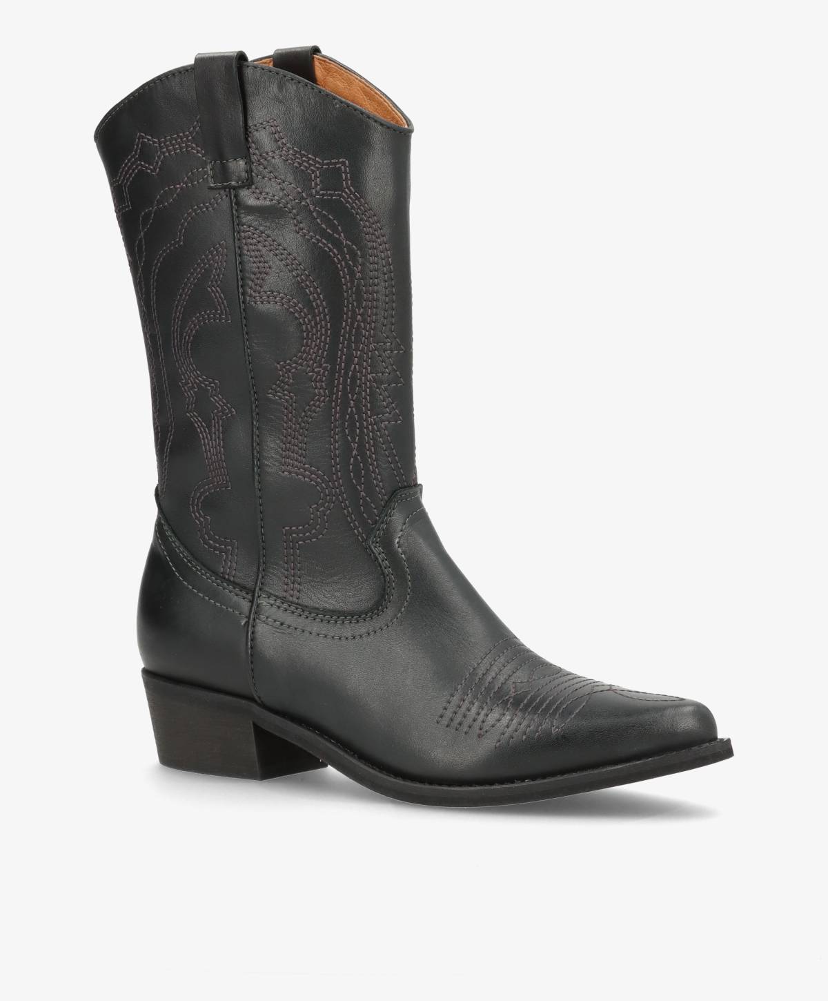 Sort cowboystøvle fra Shoedesign Copenhagen med dekorative syninger og lav hæl.