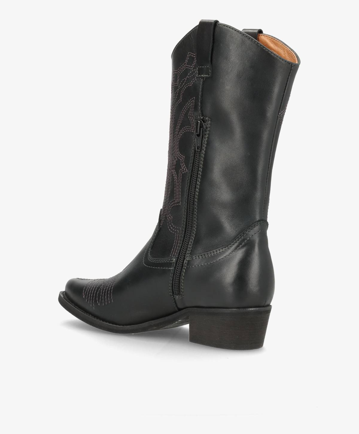 Sort cowboystøvle fra Shoedesign Copenhagen med broderede detaljer og lynlås på siden.