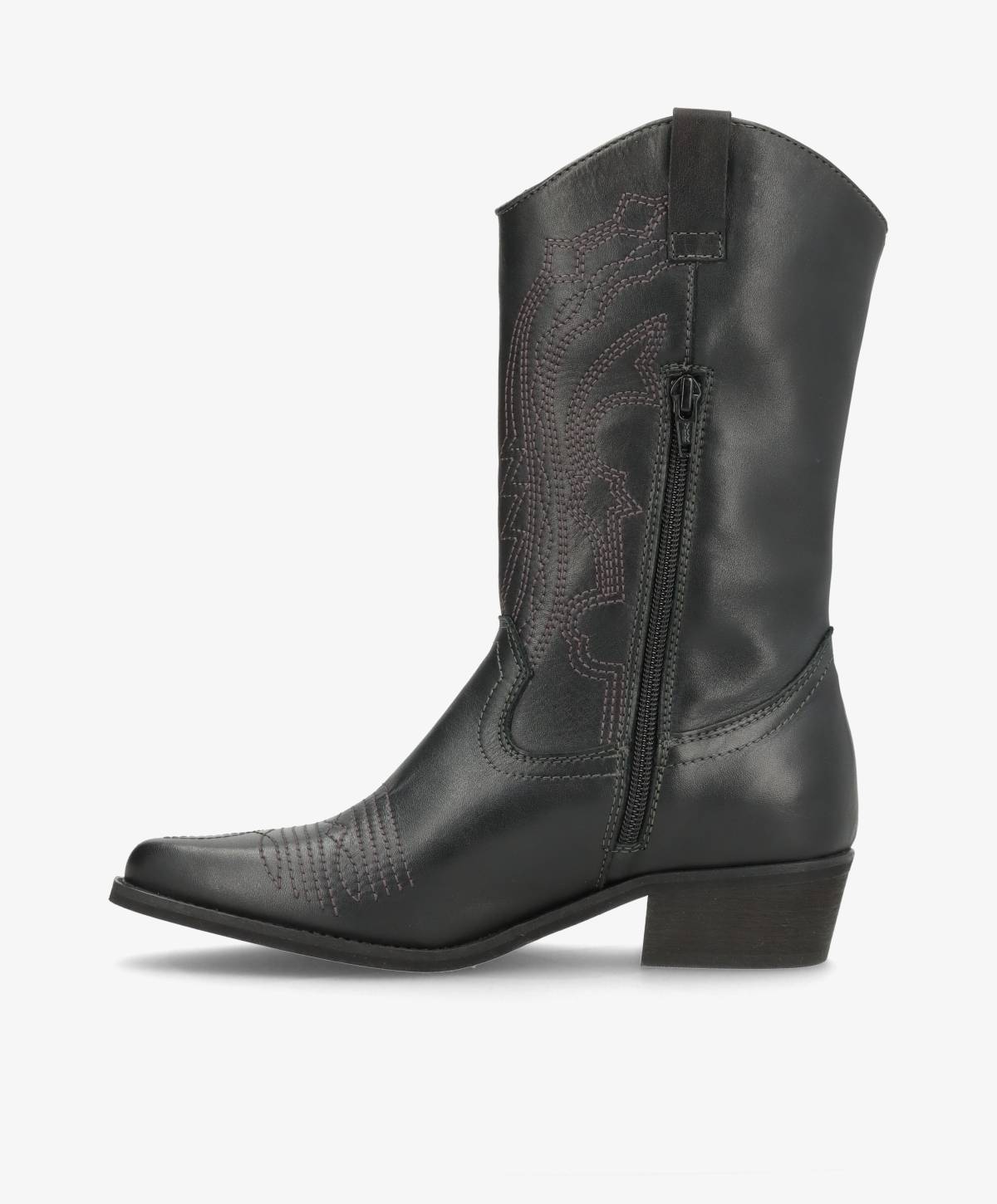 Sort cowboystøvle fra Shoedesign Copenhagen med broderede detaljer og lynlås på siden.